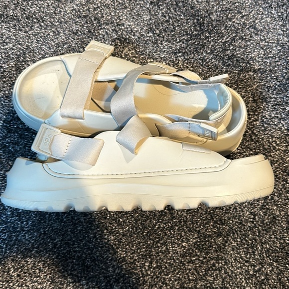 UGG sandals - practically new. Worn only one day - Picture 1 of 5